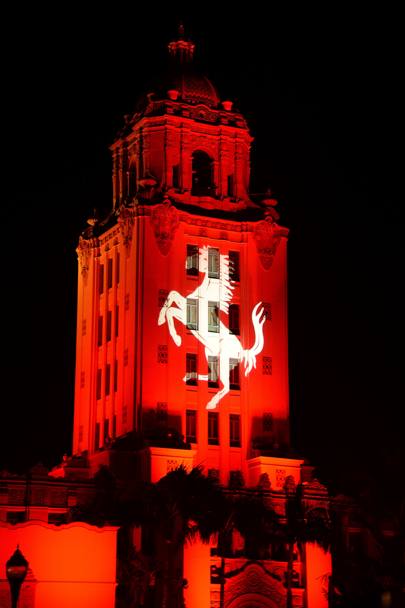 Il Beverly Hills City Hall  inondato da una luce rosso Ferrari con il simbolo del Cavallino Rampante in grande evidenza sulla facciata dell&#39;edificio.  (foto Olycom)